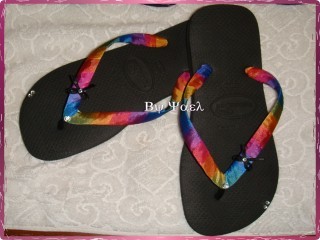 Rainbow & Black - HavaYAna Black customizada com cetim Rainbow e adornada com cristais de strass.